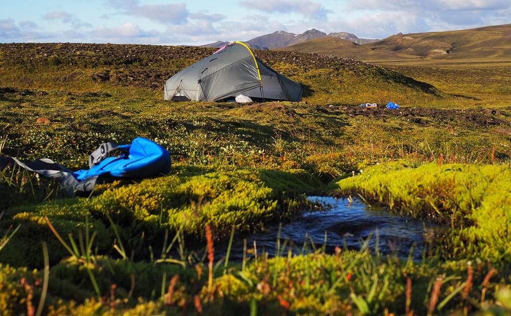 Zelt an einem Bach in Island