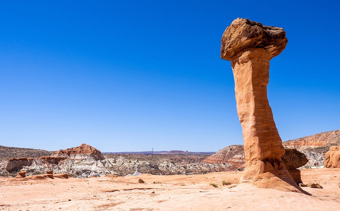 der Felsenturm Toadstool Hoodoos in der Wüste