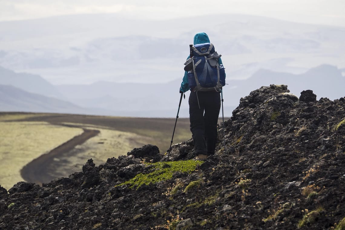 Wanderer in grauer Steinlandschaft