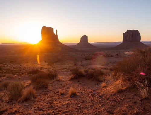 Das Monument Valley bei Sonnenaufgang